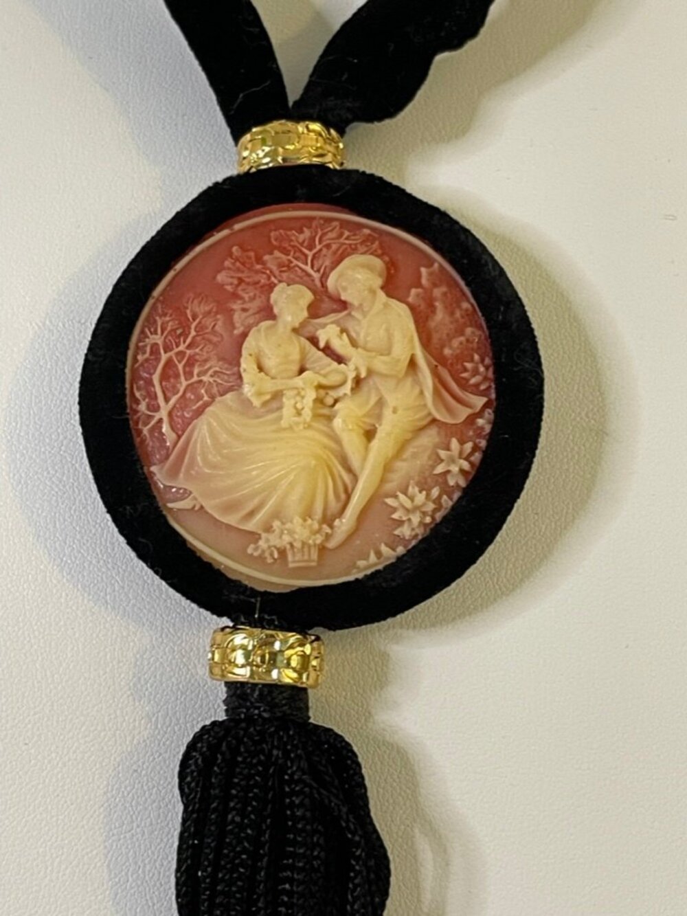 Beautiful Vtg  Rose Cameo Necklace in Black Velvet - Neoclassical style EUC